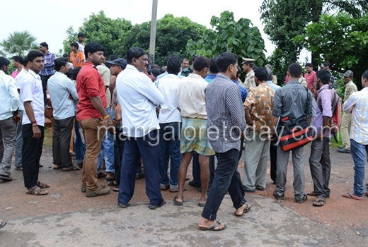 MCC demolishes  Ganeshotsava Samithi bldg 